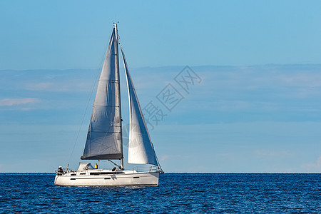 在里加航行的白色帆船桅杆材料运动船运水手运输天空蓝色帆船赛船舶图片