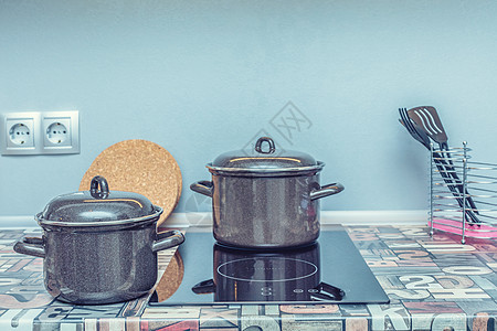 在炉子上平底锅食物厨房烹饪白色器具奢华陶瓷炊具烤箱图片