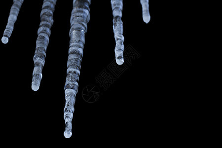 冰柱挂在地上  以结构化的方式与外界隔绝 黑色背景季节水晶季节性天气冻结气候温度图片