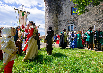中世纪文化节银塔托什孩子文化参与者公园旗帜行动城堡女士环境图片