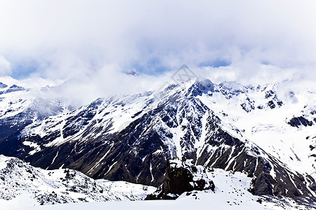 高加索山脉在寒风雪下冻结地块风景爬坡冰川荒野季节顶峰天空全景图片