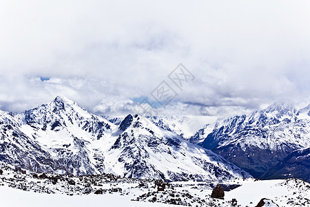 高加索山脉在寒风雪下风景天空冰川全景冻结地块荒野悬崖季节高度图片