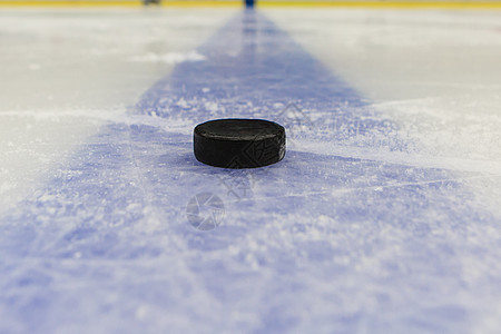 蓝线与冰球 rin 上的冰球白色曲棍球线条溜冰场滑冰运动季节游戏图片