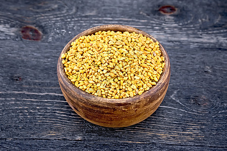 Fenugreek 在木板粘土碗中图片