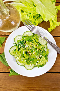 来自菠菜和黄瓜的沙拉 上面有餐巾纸食物文化坚果桌子洋葱盘子水果小吃蔬菜草本植物图片