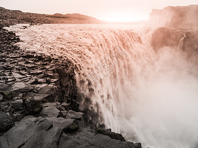 冰岛北部日落所照亮的Detifos瀑布岩石旅行冰川溪流力量地标运动旅游戏剧性荒野图片