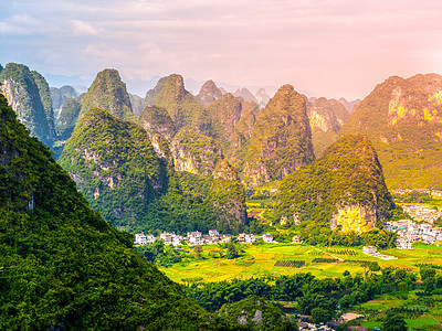 兴坪镇中国广西省Yangsuo县和Li Riri河周围的喀斯特峰及全景风景景观全景爬坡顶峰农村村庄岩溶土地地区森林地标场景背景