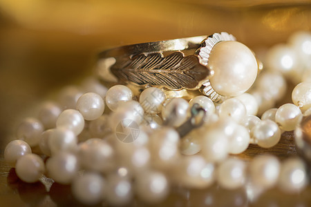 带固定珍珠的金环珠宝安装首饰石头镶嵌白色戒指雕刻家庭项链图片