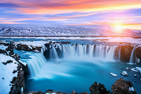 冰岛冬季日落时的戈达福斯瀑布冰川瀑布流动旅游假期运动岩石戏剧性荒野地标图片