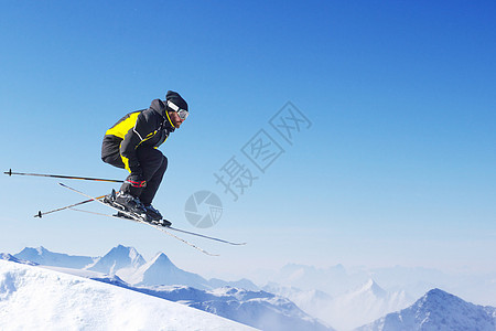 山上跳跃滑雪机激流娱乐山脉便车天空顶峰空气男人假期滑雪者图片