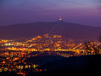 明亮的Liberec市和Jested山夜景日落天际风景景观城市戏剧性天空山脉气候全景图片