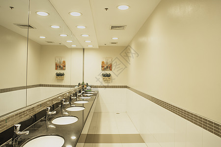 公共空厕所 用于洗手池和镜子盥洗洗手间卫生房间设计师建筑学肥皂浴室照明卫生间背景图片
