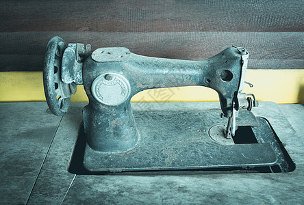 老旧的手工缝纫机 把旧的缝纫机关上图片