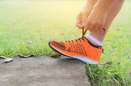 男子为慢跑和运动准备和穿运动鞋赛跑者街道运动装活动慢跑者女孩运动员女士速度男人图片