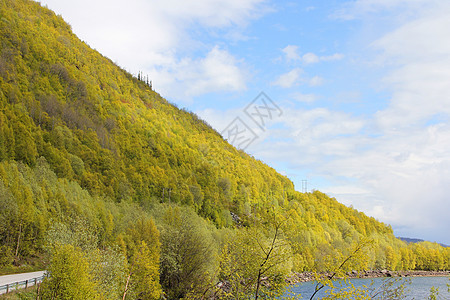 挪威春季山丘挪威爬坡阳光远足天空岩石蓝色环境山脉晴天旅游图片