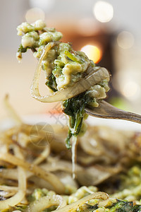紧紧的巴伐利亚凯斯帕埃兹勒从叉子上白色煮沸盘子洋葱菠菜食物绿色桌子美食图片