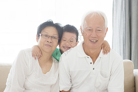 亚洲祖父母和孙子女女士祖母祖父乐趣快乐幸福长老房间家庭房子图片