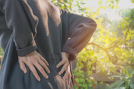 一名妇女患有背痛 脊椎受伤和肌肉问题疾病男性治疗按摩痛苦压力理疗办公室脊柱病人图片