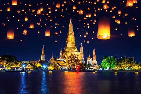 泰国曼谷的Watrun寺庙和浮灯图片