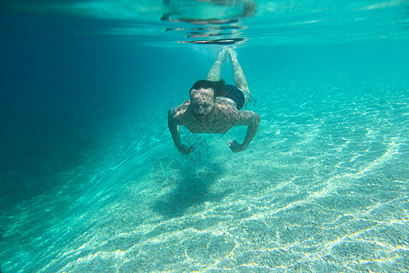 人类在水下游泳闲暇海洋娱乐男人活动假期呼吸管海滩乐趣游泳者图片