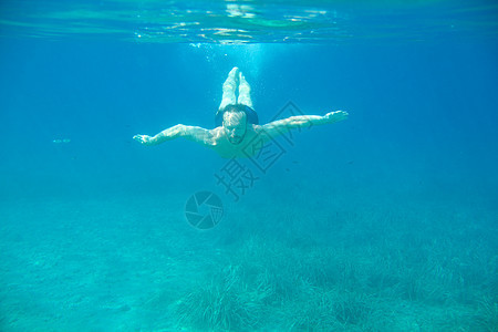 人类在水下游泳乐趣活动娱乐假期蓝色海洋阳光闲暇水晶潜水图片