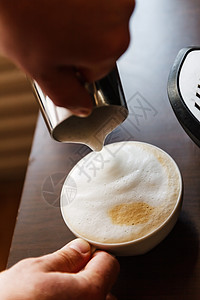 男人倒在一杯咖啡里 里面有奶汁机器女性咖啡师酒吧厨房牛奶泡沫咖啡店香气艺术图片