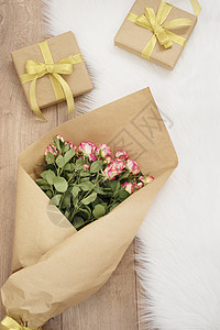 盛满豪华豪华的玫瑰花团和毛地毯上的礼物图片