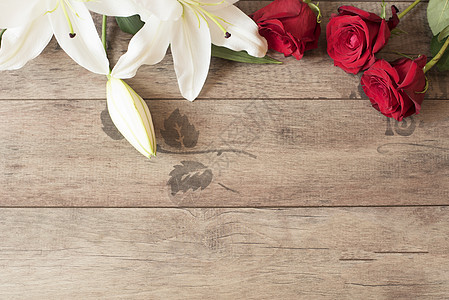 花边框 有惊人的白百合和木本底红玫瑰 复制空间 婚礼 礼卡 情人节或母亲日背景花束墙纸婚姻作品木头卡片百合乡村框架艺术背景图片