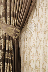 房间窗户上挂着精美窗帘的一部分 特写被堆积的帷幕 豪华窗帘 家居装饰 金色和棕色面板 蕾丝窗帘图片
