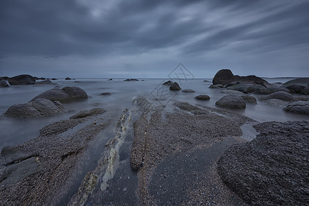 多云的早晨日出前的海景 美丽的自然海景 蓝色时刻 岩石日出 切尔诺莫雷茨阿蒂亚附近黑海沿岸的海上日出海岸线海滩石头海洋天空海岸戏图片