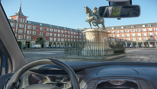 驶往西班牙马德里广场市市长的汽车挡风玻璃图片
