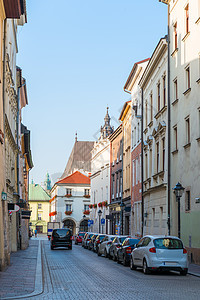 一条狭窄的欧洲街道 人行道附近有停泊汽车图片