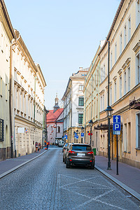 在人行道附近有停泊汽车的欧洲街道图片