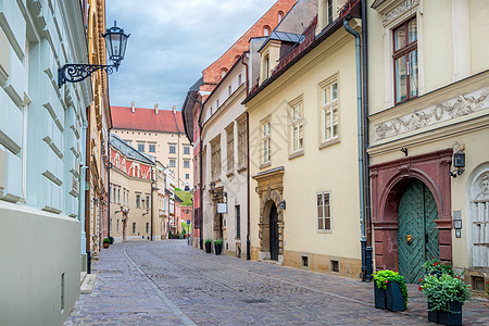 旧欧洲城市伍宝克拉科夫的狭窄行人街道图片