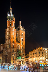 玛利亚教堂对抗黑夜天空 波兰克拉科夫图片