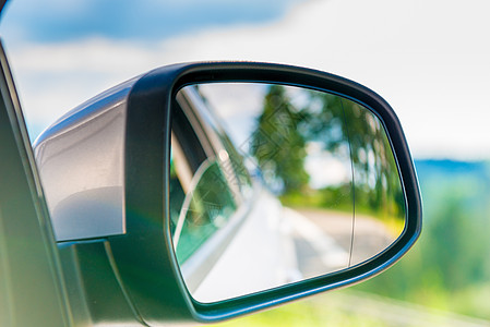 汽车侧面镜子 里面有美丽的风景的反射图片