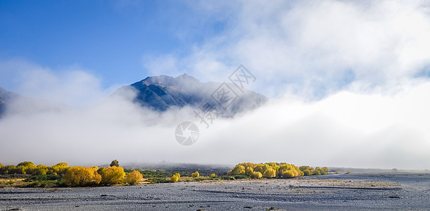 新西兰山区平原的雾雾假期公园天空蓝色黄色旅行峡谷风景橙子火车图片