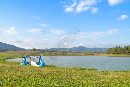 带河流和山山的草草旅行环境绿色森林旅游公园草地自行车晴天蓝天图片