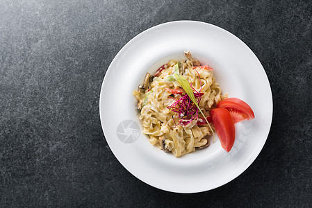 意大利的碳浆糊意大利面 蘑菇和奶油酱 在白色盘子上菜单碳水午餐蔬菜叶子纤维桌子化合物豆芽胡椒图片
