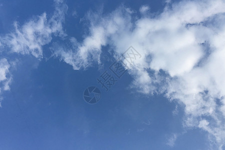 清蓝天空 有白云蓝色多云晴天天气阳光季节性风景空气天堂气氛图片