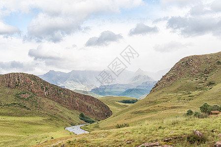 P317路的景观 通往德拉肯斯堡花园城堡阴影荒野溪流风景地区农村旅行娱乐花园蓝色图片