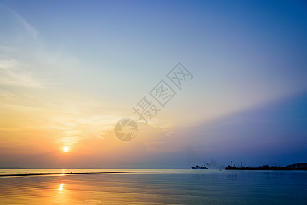 Nathon海滩景点日落渡船阳光旅行橙子海景热带反射海洋支撑场景图片