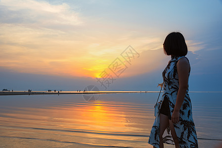 在海滩上看日落的女人海景旅行假期阳光日出海洋热带闲暇海岸风景图片