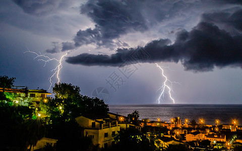 闪耀在海面上电气海岸天气戏剧性射线活力天空海洋云景霹雳图片