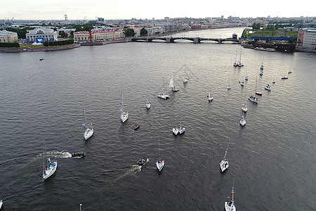 圣彼得堡游艇节 在河内小湾上游艇在河内游艇帆船赛晴天航行男生闲暇冒险活动速度奢华建筑学图片