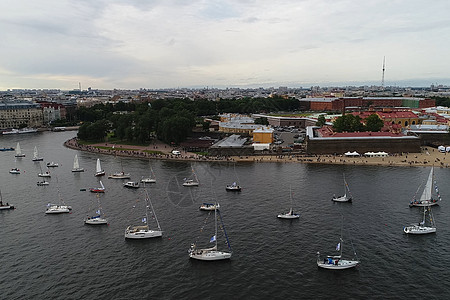圣彼得堡游艇节 在河内小湾上游艇在河内游艇新能源闲暇假期蓝色冲浪女性孩子航行风帆帆船赛图片