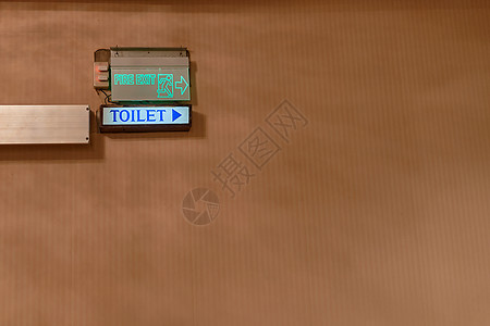 警告消防出口和蓝色厕所信息板 sig高清图片