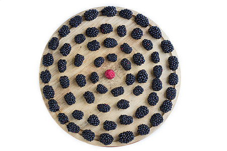 木板上隔绝的圆形黑莓和草莓背景图片