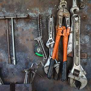 旧工具挂在车间金属墙上的旧工具扳手锤子成套维修工业木板白色机械作坊黑色图片