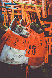 日本京都的狐头雕像神道地标宗教旅游建筑学橙子狐狸佛教徒石头文化图片